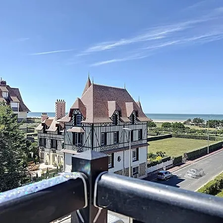 Les Planches Yourhosthelper * Deauville